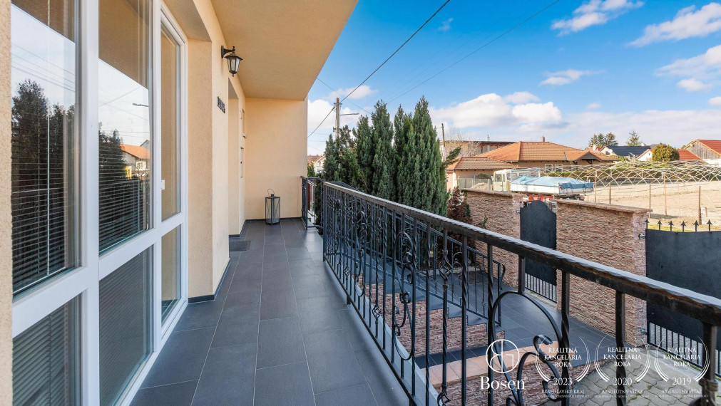 Pokojné rodinné bývanie v priestrannom dome s bazénom