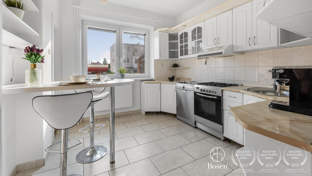 Pokojné rodinné bývanie v priestrannom dome s bazénom