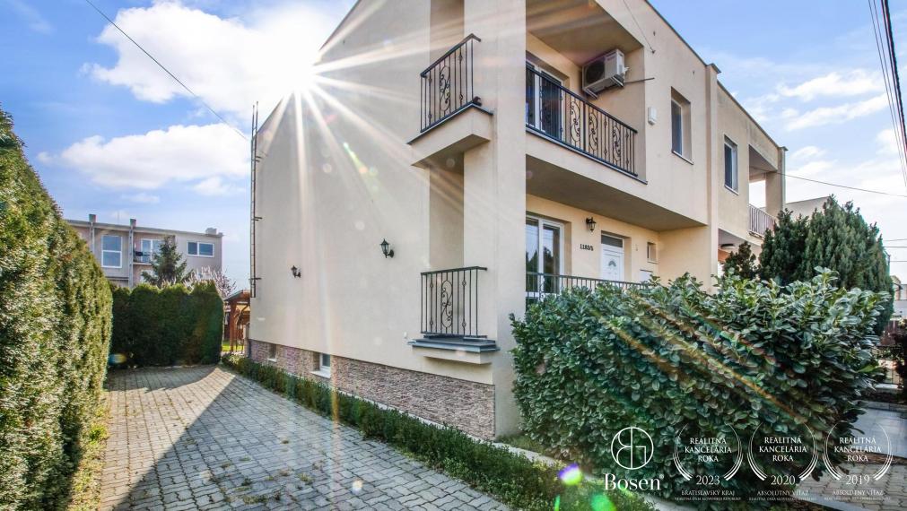 Pokojné rodinné bývanie v priestrannom dome s bazénom