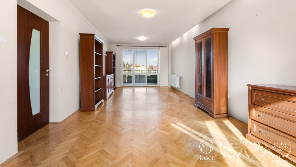 Pokojné rodinné bývanie v priestrannom dome s bazénom