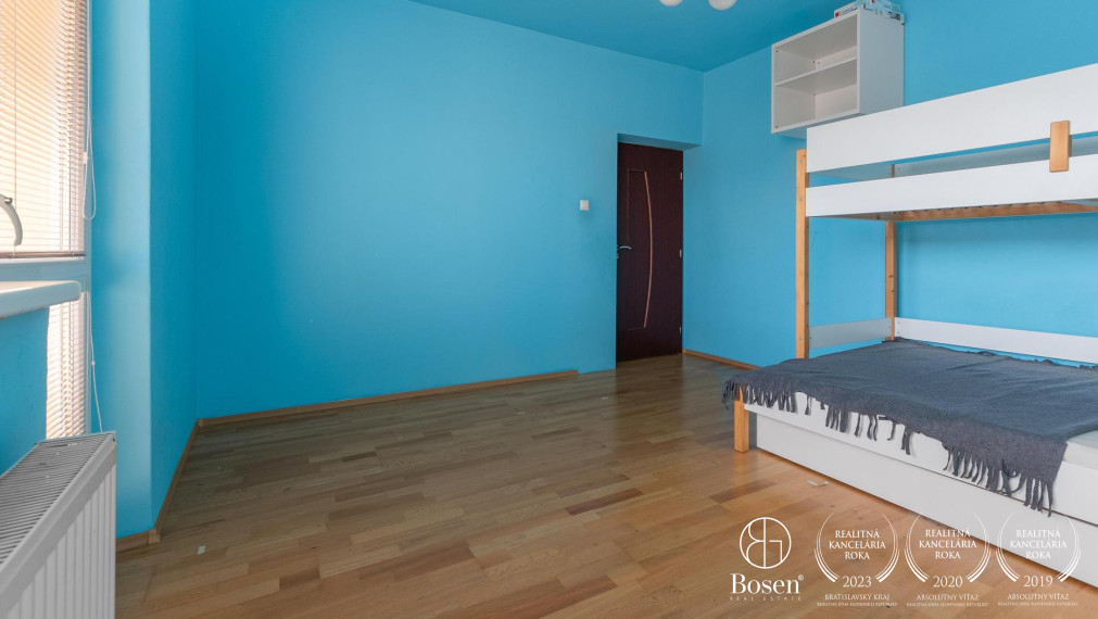 Pokojné rodinné bývanie v priestrannom dome s bazénom