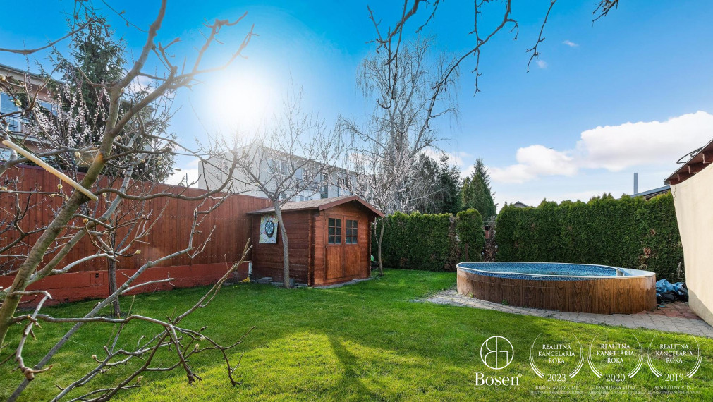 Pokojné rodinné bývanie v priestrannom dome s bazénom