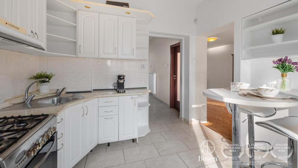 Pokojné rodinné bývanie v priestrannom dome s bazénom