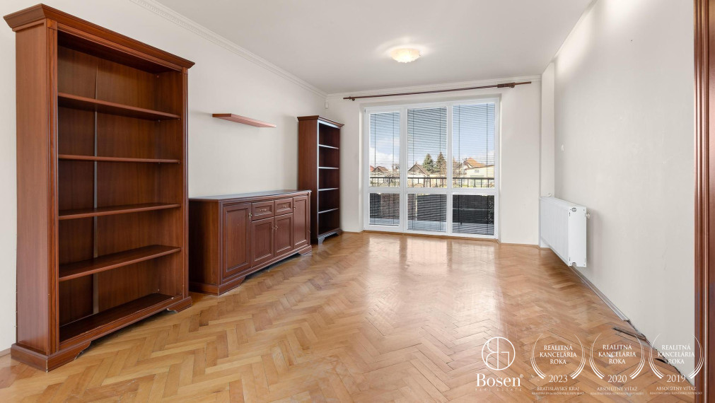 Pokojné rodinné bývanie v priestrannom dome s bazénom