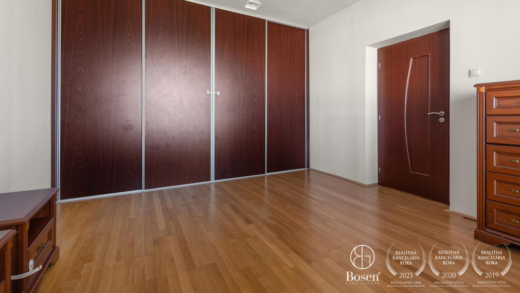 Pokojné rodinné bývanie v priestrannom dome s bazénom