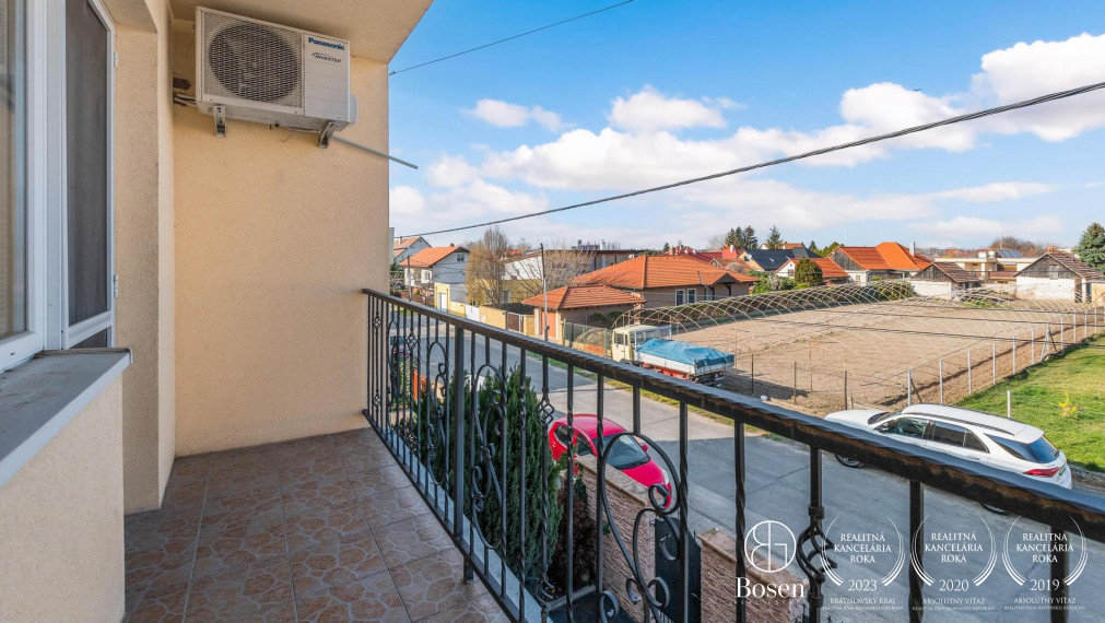 Pokojné rodinné bývanie v priestrannom dome s bazénom