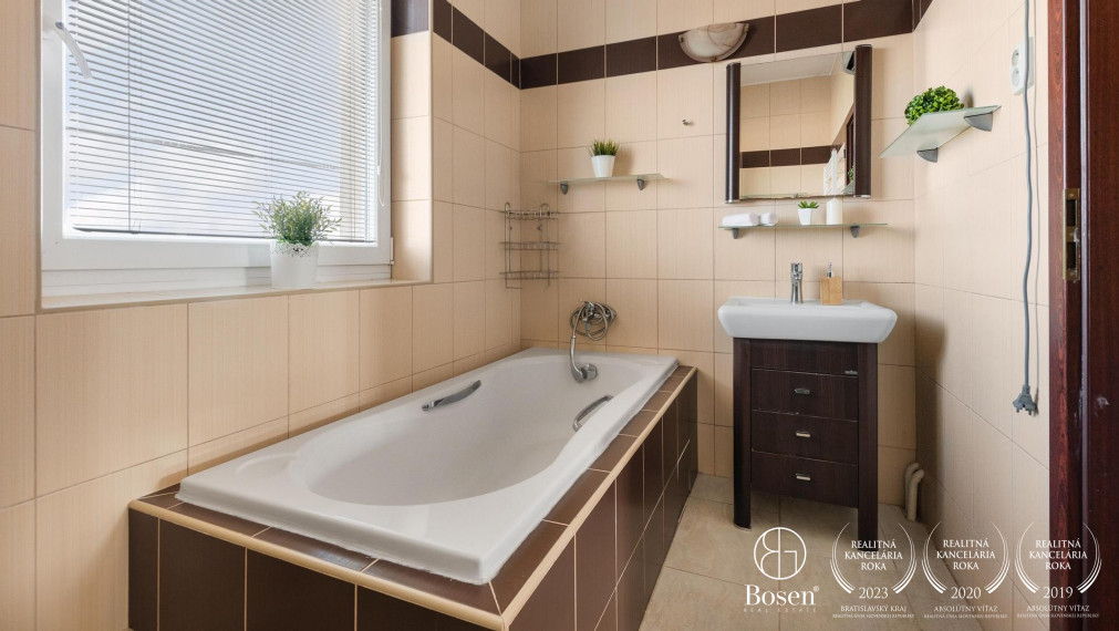 Pokojné rodinné bývanie v priestrannom dome s bazénom