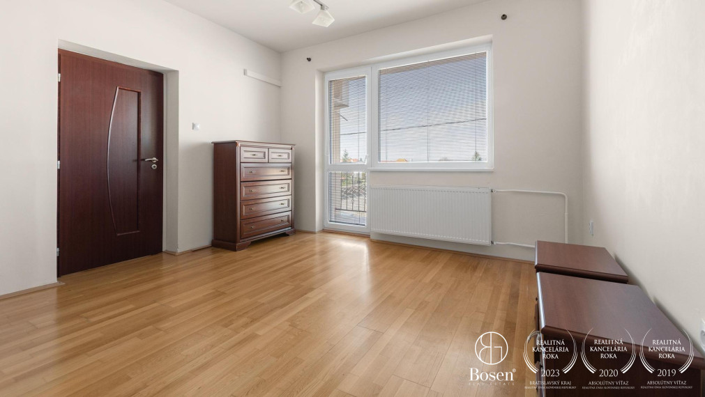 Pokojné rodinné bývanie v priestrannom dome s bazénom