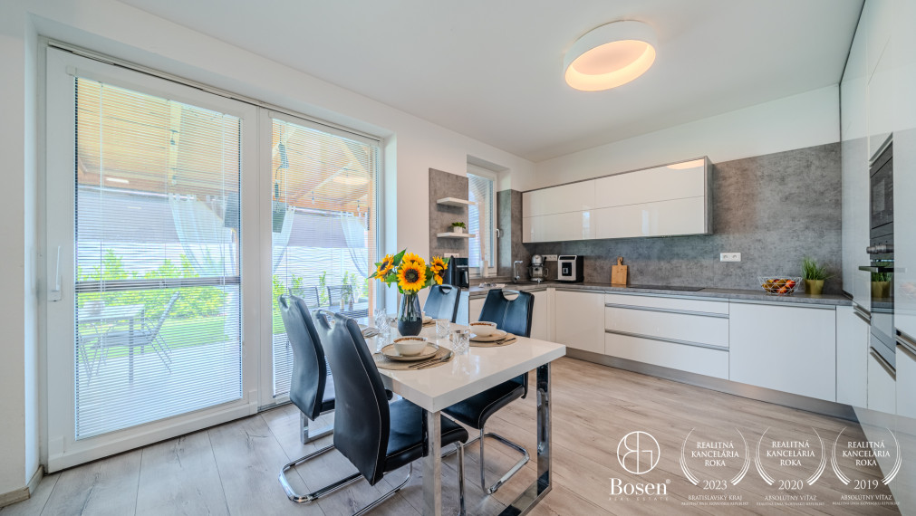 PREDANÉ - BOSEN |  4 izbový rodinný dom, s dvojgarážou, Hurbanova Ves