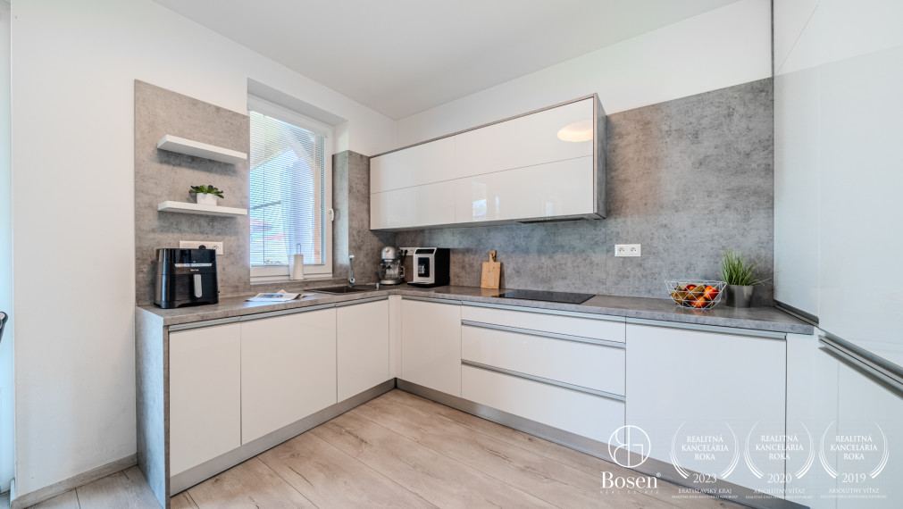 PREDANÉ - BOSEN |  4 izbový rodinný dom, s dvojgarážou, Hurbanova Ves