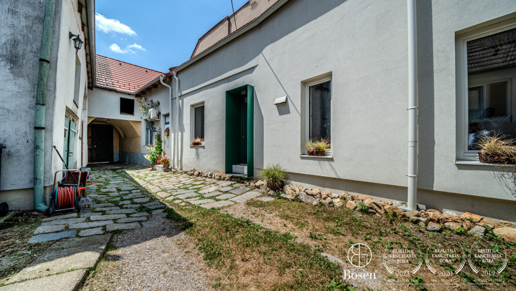 BOSEN | Dvojpodlažný rodinný dom v centre s výhľadom na Karpaty, Svätý Jur, Prostredná, 191 m2