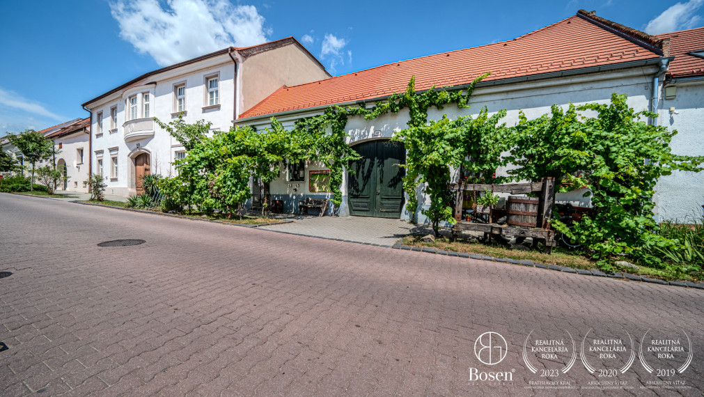 BOSEN | Dvojpodlažný rodinný dom v centre s výhľadom na Karpaty, Svätý Jur, Prostredná, 191 m2