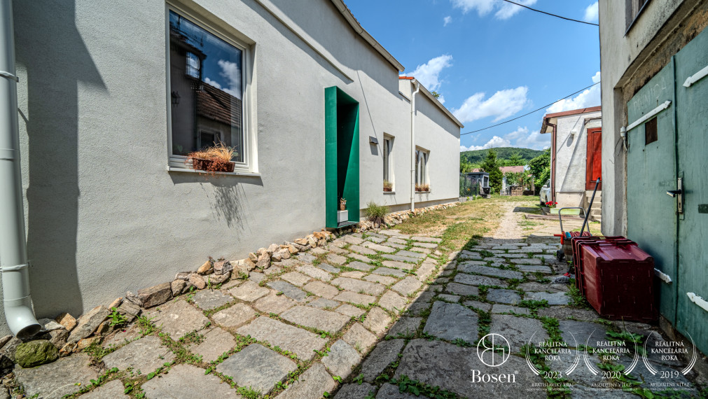 BOSEN | Dvojpodlažný rodinný dom v centre s výhľadom na Karpaty, Svätý Jur, Prostredná, 191 m2