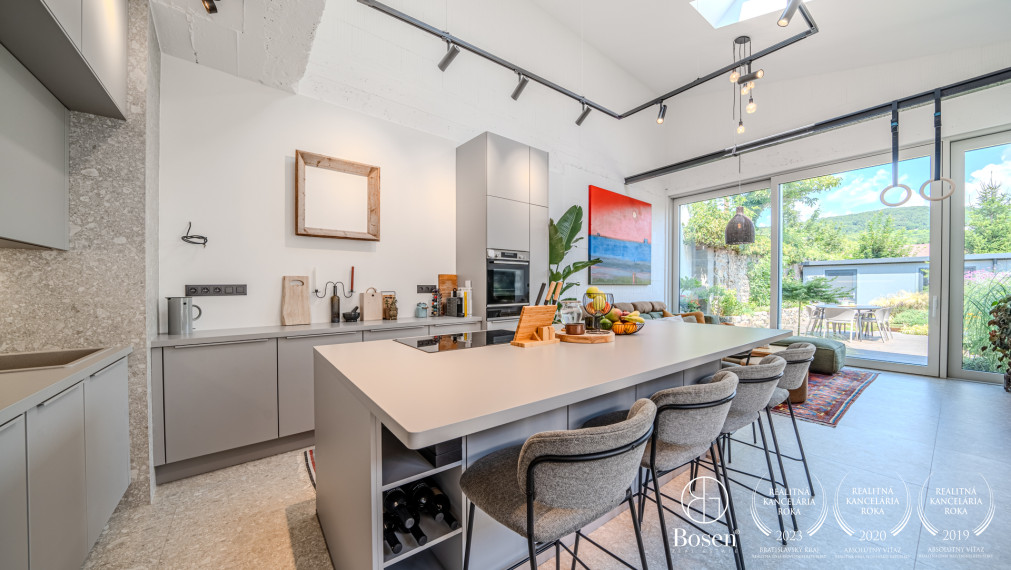 BOSEN | Dvojpodlažný rodinný dom v centre s výhľadom na Karpaty, Svätý Jur, Prostredná, 191 m2