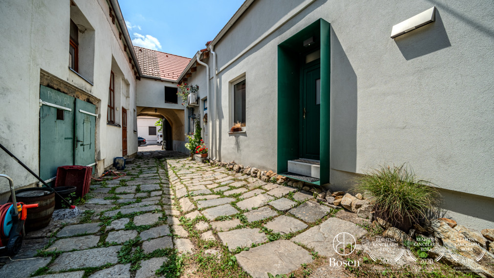 BOSEN | Dvojpodlažný rodinný dom v centre s výhľadom na Karpaty, Svätý Jur, Prostredná, 191 m2