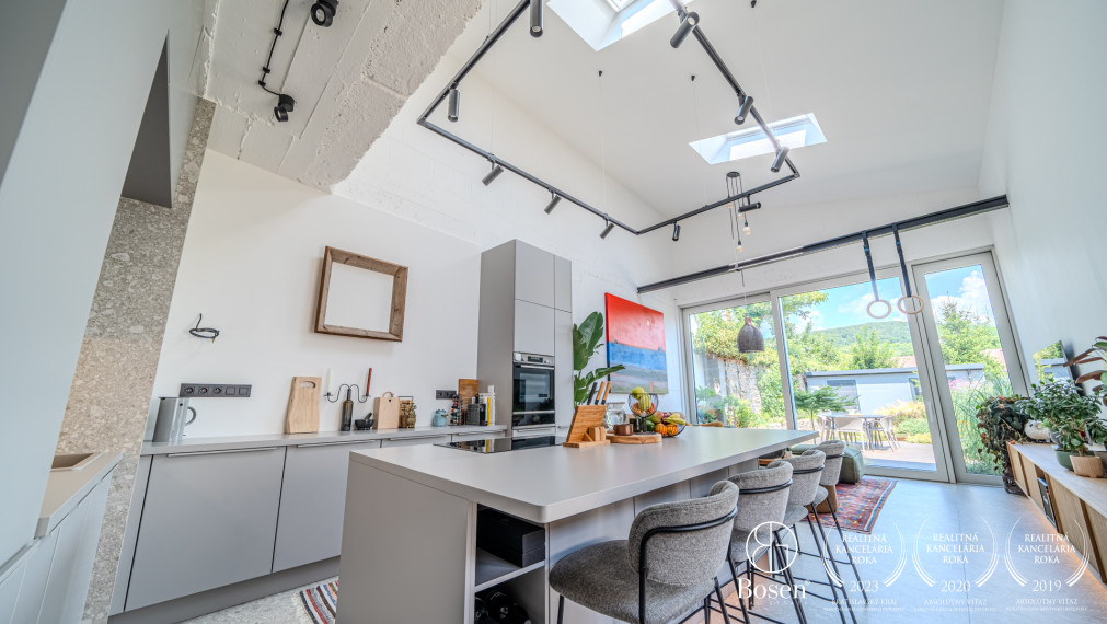 BOSEN | Dvojpodlažný rodinný dom v centre s výhľadom na Karpaty, Svätý Jur, Prostredná, 191 m2