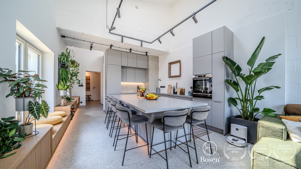 BOSEN | Dvojpodlažný rodinný dom v centre s výhľadom na Karpaty, Svätý Jur, Prostredná, 191 m2