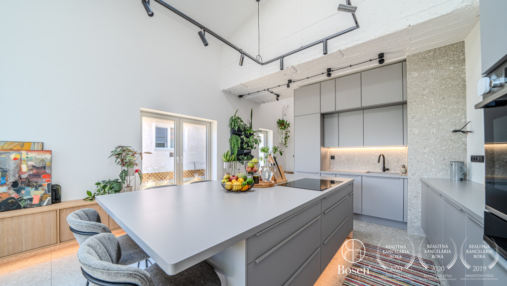 BOSEN | Dvojpodlažný rodinný dom v centre s výhľadom na Karpaty, Svätý Jur, Prostredná, 191 m2