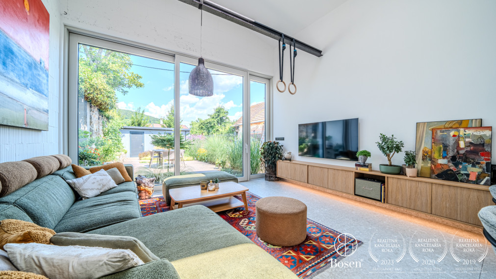 BOSEN | Dvojpodlažný rodinný dom v centre s výhľadom na Karpaty, Svätý Jur, Prostredná, 191 m2