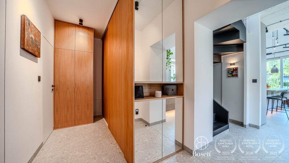 BOSEN | Dvojpodlažný rodinný dom v centre s výhľadom na Karpaty, Svätý Jur, Prostredná, 191 m2