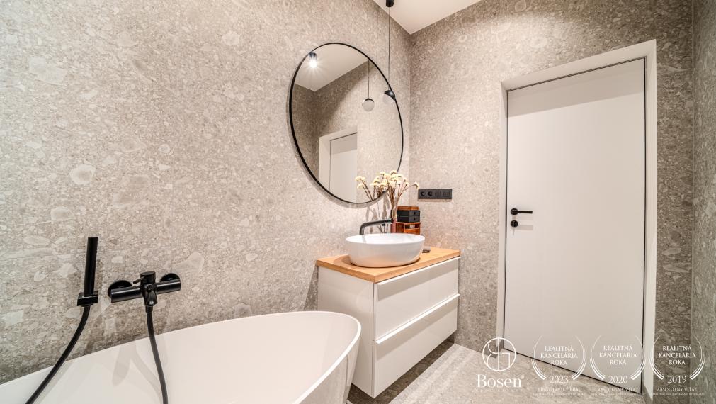 BOSEN | Dvojpodlažný rodinný dom v centre s výhľadom na Karpaty, Svätý Jur, Prostredná, 191 m2