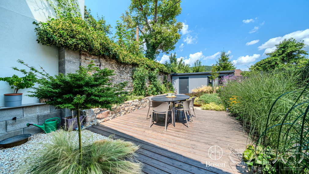 BOSEN | Dvojpodlažný rodinný dom v centre s výhľadom na Karpaty, Svätý Jur, Prostredná, 191 m2