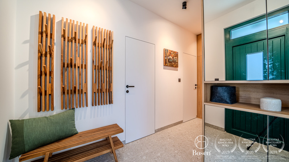 BOSEN | Dvojpodlažný rodinný dom v centre s výhľadom na Karpaty, Svätý Jur, Prostredná, 191 m2