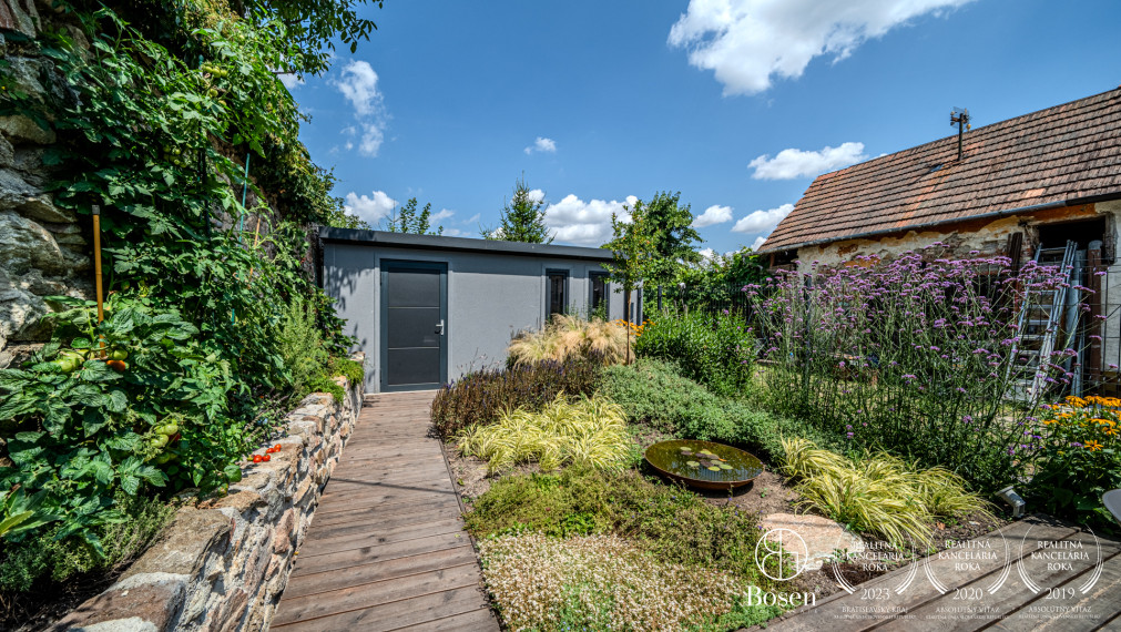 BOSEN | Dvojpodlažný rodinný dom v centre s výhľadom na Karpaty, Svätý Jur, Prostredná, 191 m2