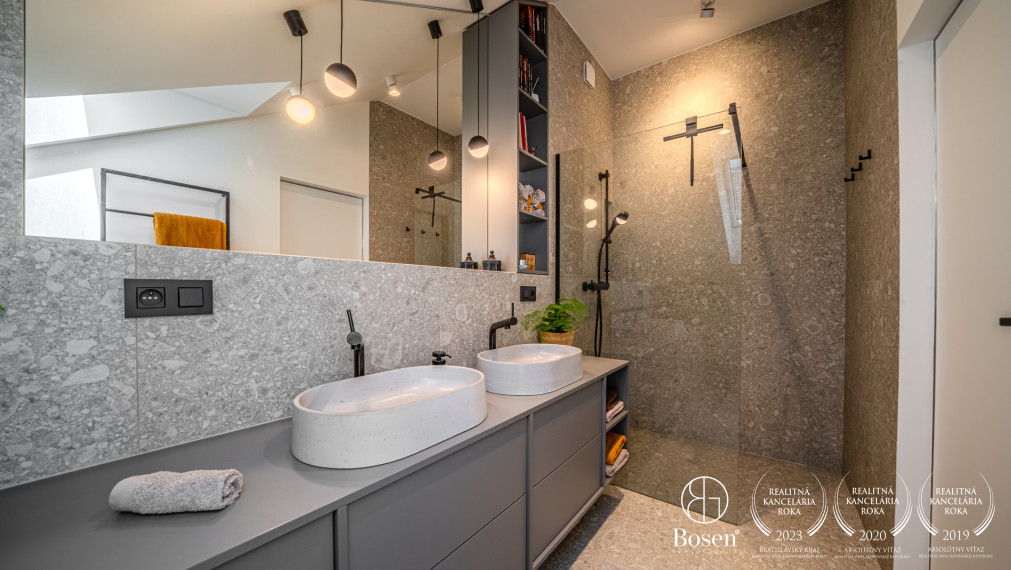 BOSEN | Dvojpodlažný rodinný dom v centre s výhľadom na Karpaty, Svätý Jur, Prostredná, 191 m2