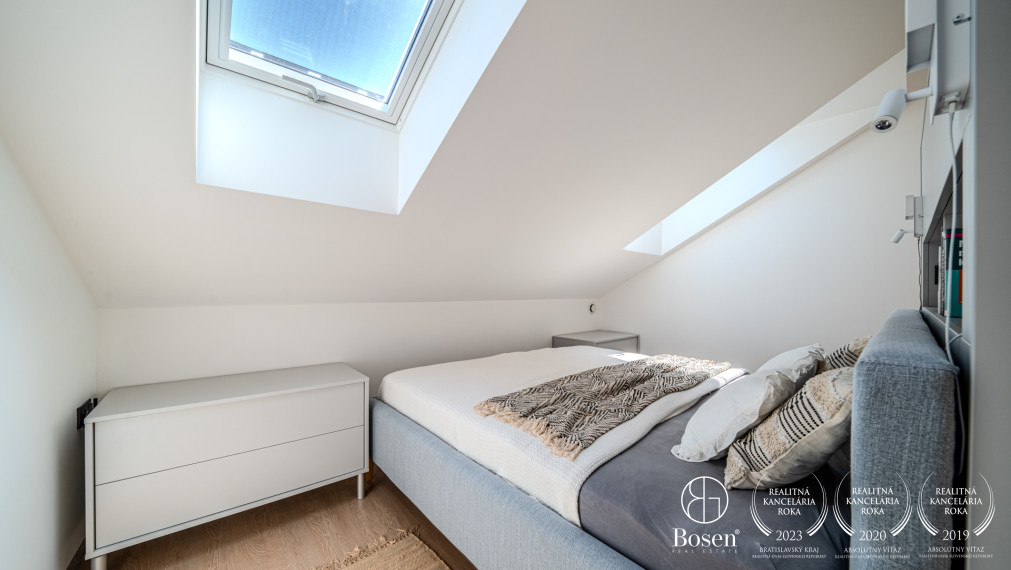 BOSEN | Dvojpodlažný rodinný dom v centre s výhľadom na Karpaty, Svätý Jur, Prostredná, 191 m2