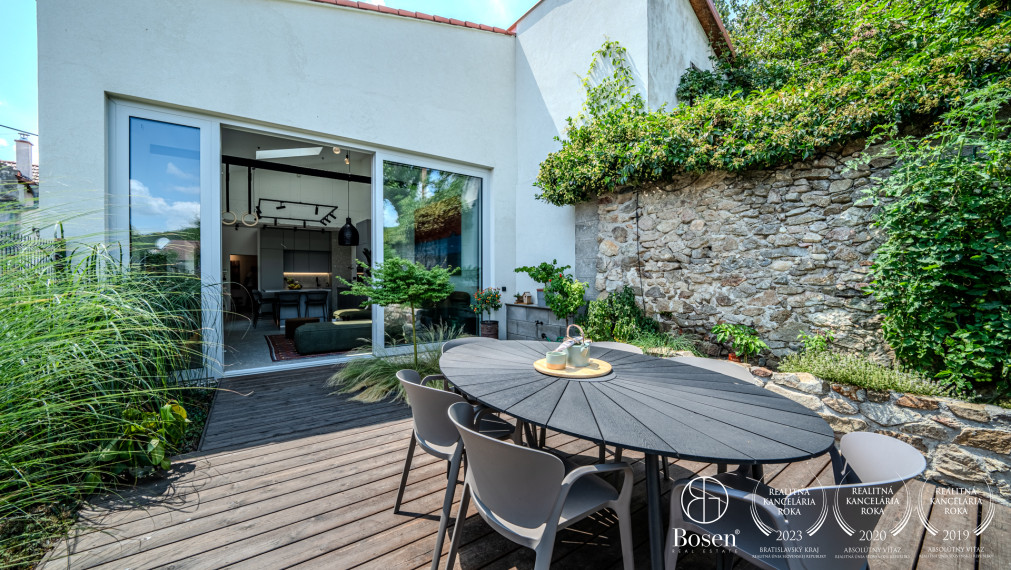 BOSEN | Dvojpodlažný rodinný dom v centre s výhľadom na Karpaty, Svätý Jur, Prostredná, 191 m2