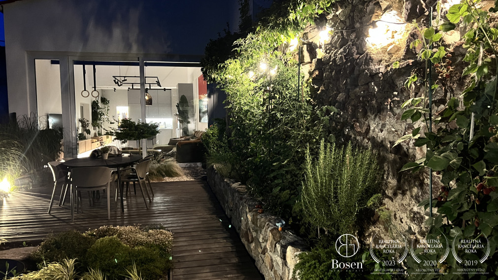 BOSEN | Dvojpodlažný rodinný dom v centre s výhľadom na Karpaty, Svätý Jur, Prostredná, 191 m2