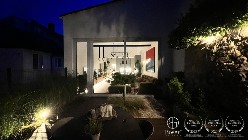 BOSEN | Dvojpodlažný rodinný dom v centre s výhľadom na Karpaty, Svätý Jur, Prostredná, 191 m2