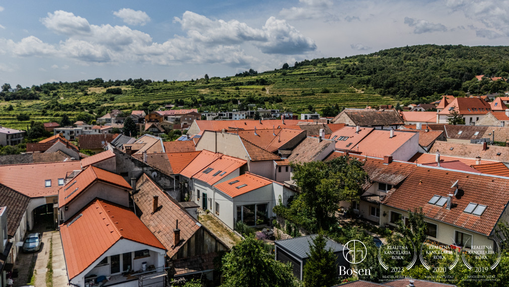 BOSEN | Dvojpodlažný rodinný dom v centre s výhľadom na Karpaty, Svätý Jur, Prostredná, 191 m2