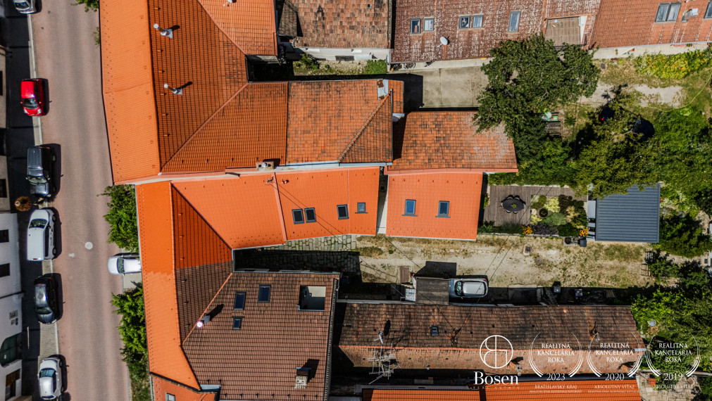 BOSEN | Dvojpodlažný rodinný dom v centre s výhľadom na Karpaty, Svätý Jur, Prostredná, 191 m2