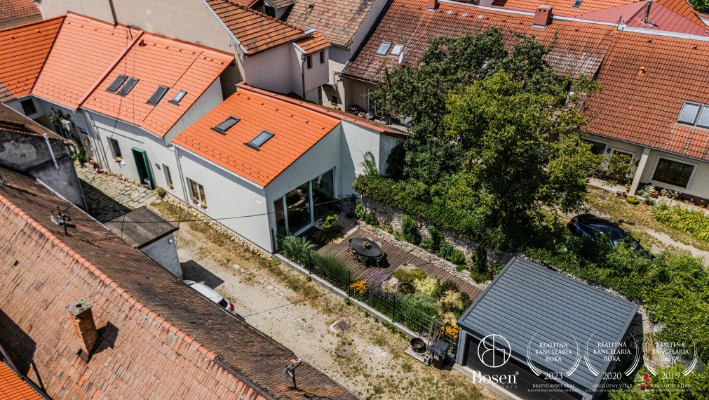 BOSEN | Dvojpodlažný rodinný dom v centre s výhľadom na Karpaty, Svätý Jur, Prostredná, 191 m2
