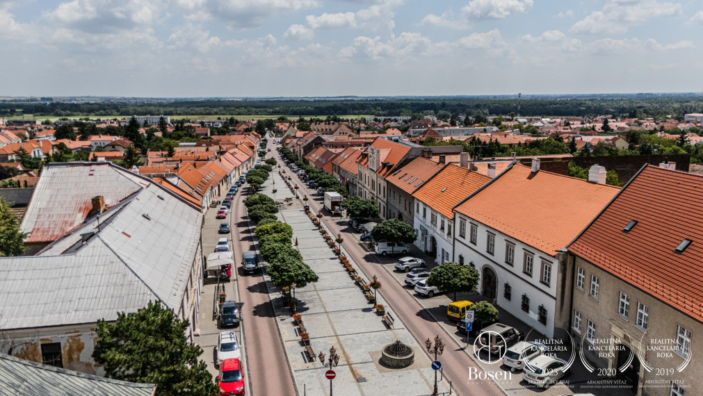 BOSEN | Dvojpodlažný rodinný dom v centre s výhľadom na Karpaty, Svätý Jur, Prostredná, 191 m2