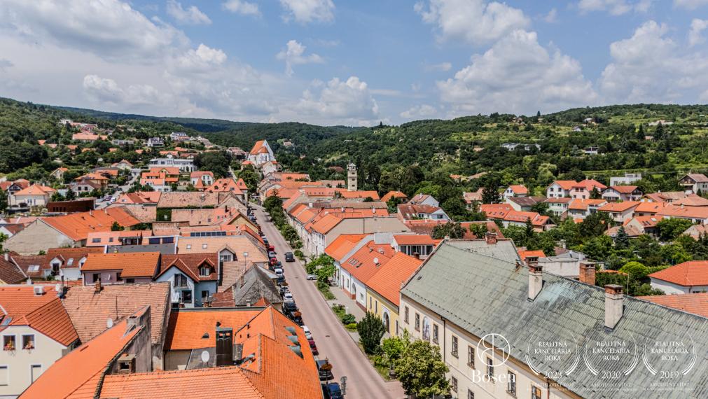 BOSEN | Dvojpodlažný rodinný dom v centre s výhľadom na Karpaty, Svätý Jur, Prostredná, 191 m2