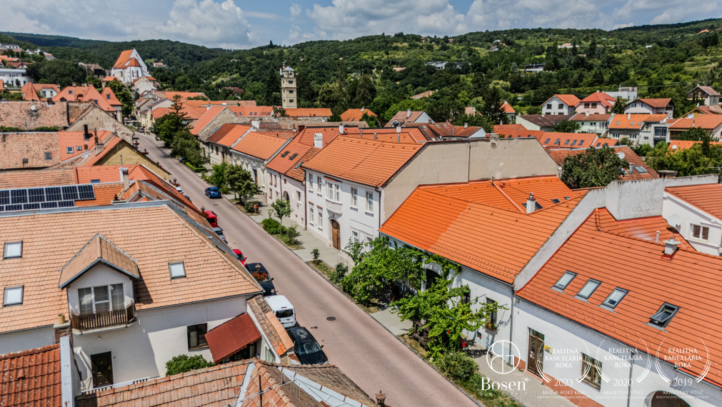 BOSEN | Dvojpodlažný rodinný dom v centre s výhľadom na Karpaty, Svätý Jur, Prostredná, 191 m2