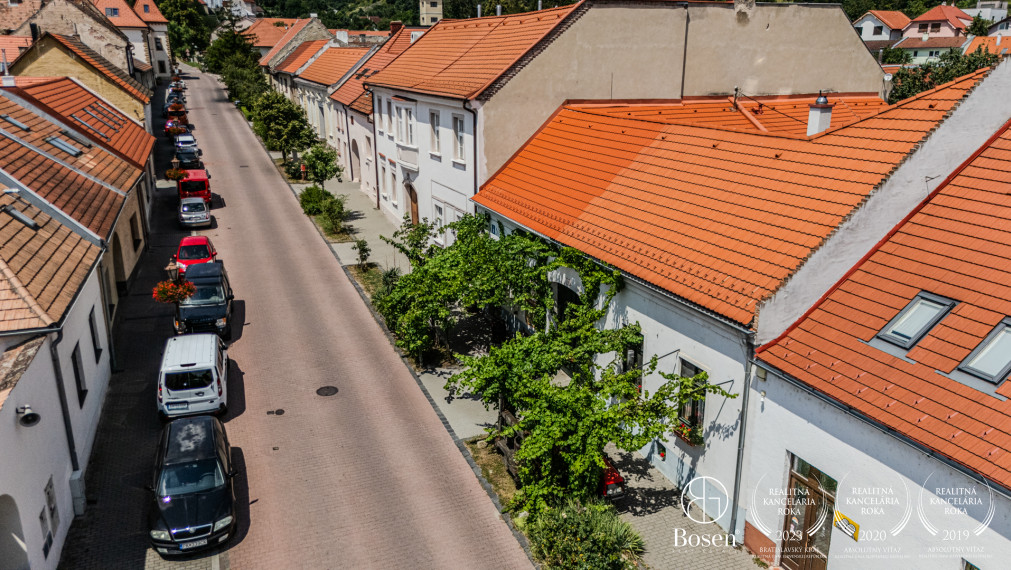 BOSEN | Dvojpodlažný rodinný dom v centre s výhľadom na Karpaty, Svätý Jur, Prostredná, 191 m2