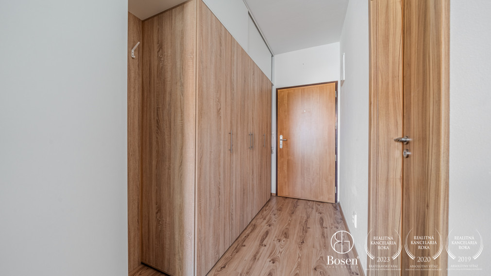 BOSEN | Prenájom 1-izbový byt s parkovacím statím   v garáži Slovenský Grob