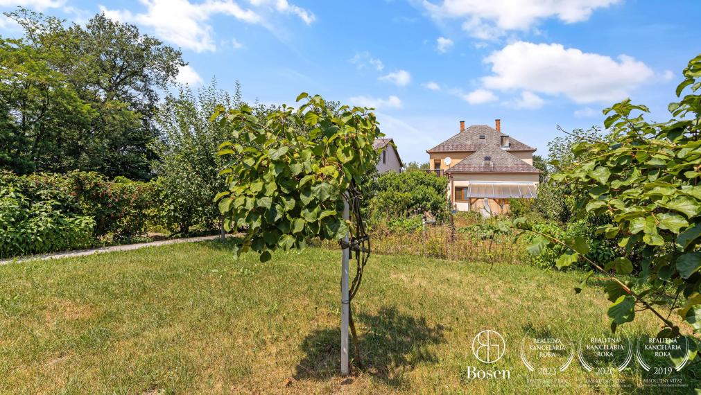 BOSEN | Dvojpodlažný podpivničený rodinný dom s veľkým pozemkom pri lese