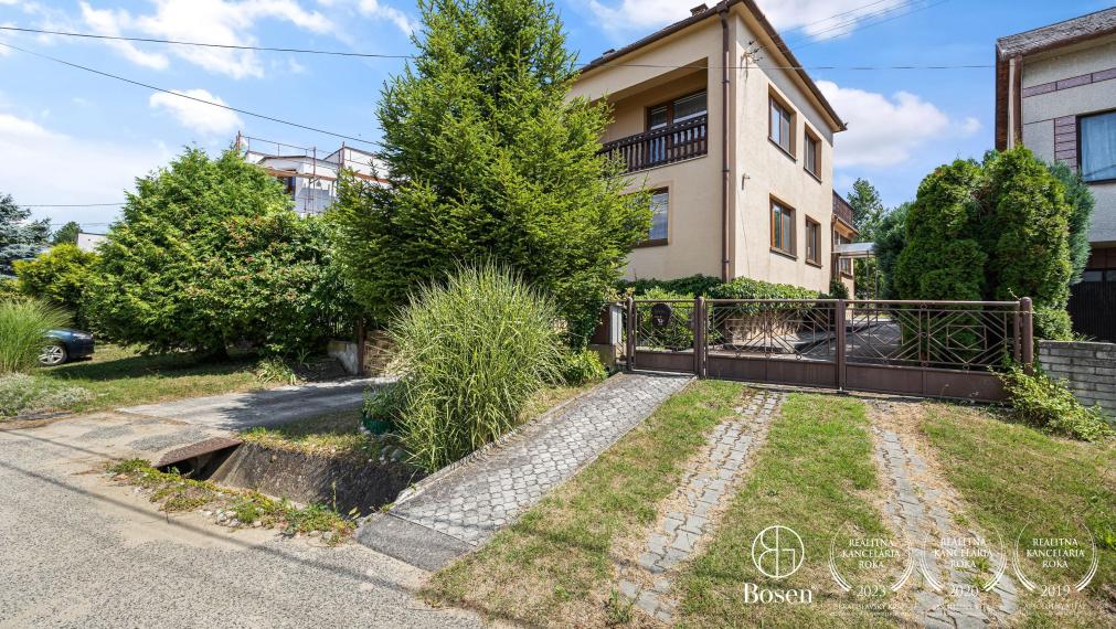 BOSEN | Dvojpodlažný podpivničený rodinný dom s veľkým pozemkom pri lese