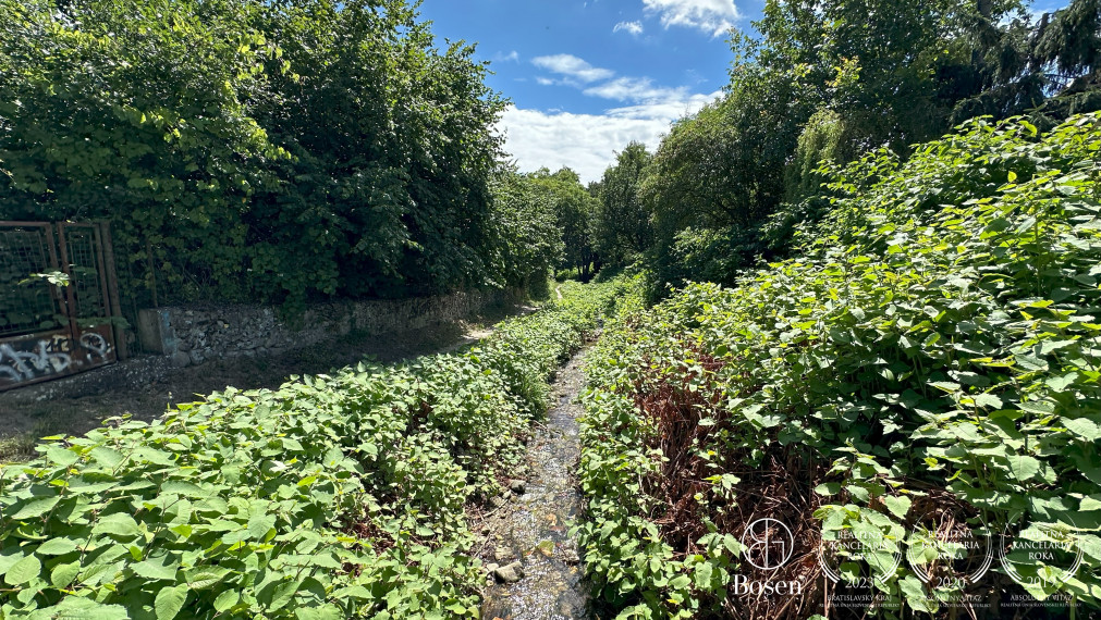 BOSEN | Building plot suitable for the construction of a family house in the town of Svätý Jur, 1006 m2