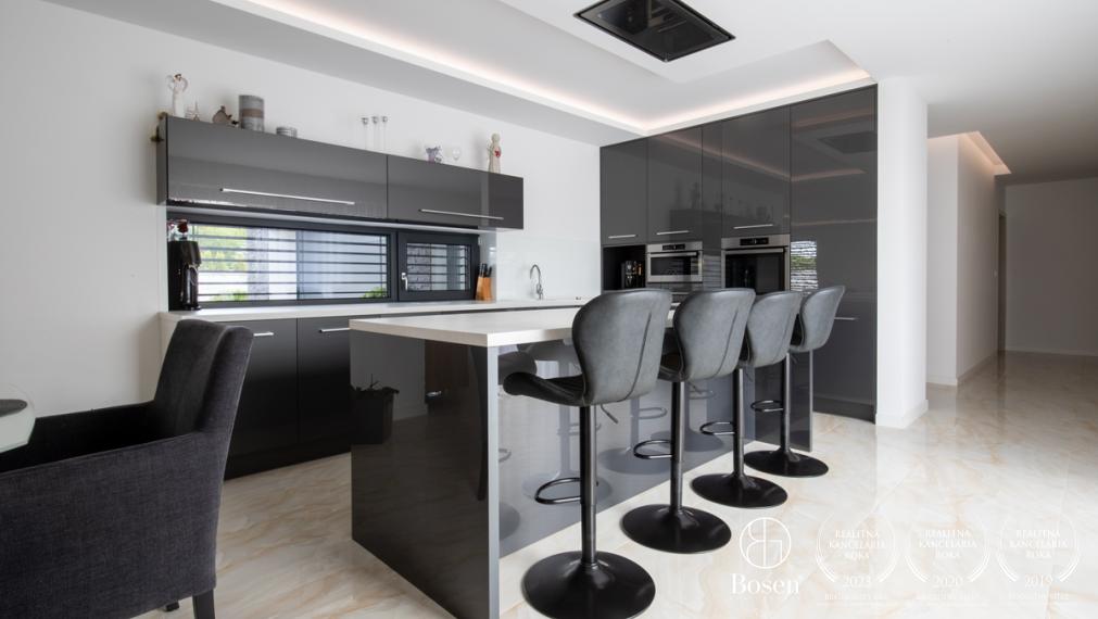 PREDANÉ | BOSEN | Luxusný RD s hosťovským domom a s bazénom