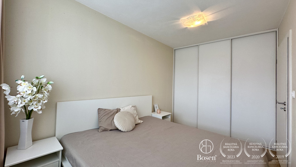 BOSEN | PRENAJATÉ: 2 izbový klimatizovaný byt s garážovým parkovacím státím, ul. Muchovo námestie, Bratislava - Petržalka