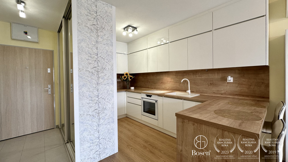 BOSEN | PRENAJATÉ: 2 izbový klimatizovaný byt s garážovým parkovacím státím, ul. Muchovo námestie, Bratislava - Petržalka
