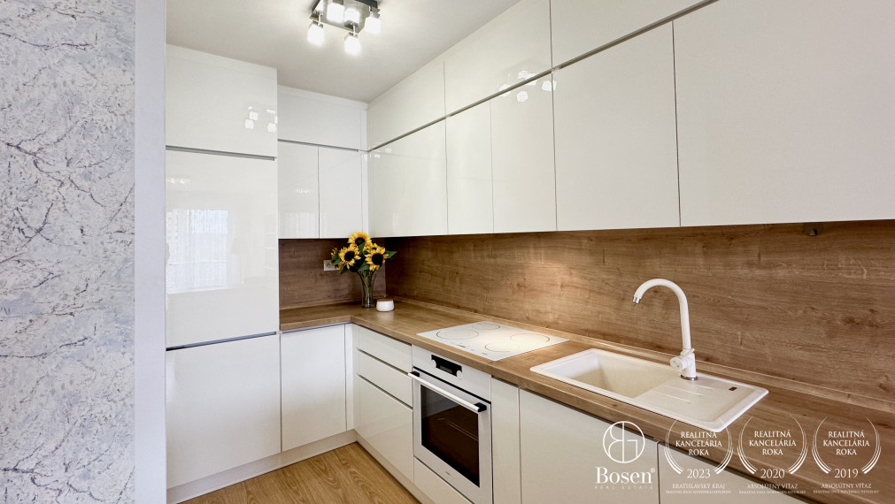 BOSEN | PRENAJATÉ: 2 izbový klimatizovaný byt s garážovým parkovacím státím, ul. Muchovo námestie, Bratislava - Petržalka