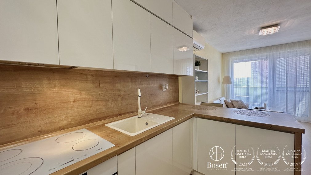 BOSEN | PRENAJATÉ: 2 izbový klimatizovaný byt s garážovým parkovacím státím, ul. Muchovo námestie, Bratislava - Petržalka