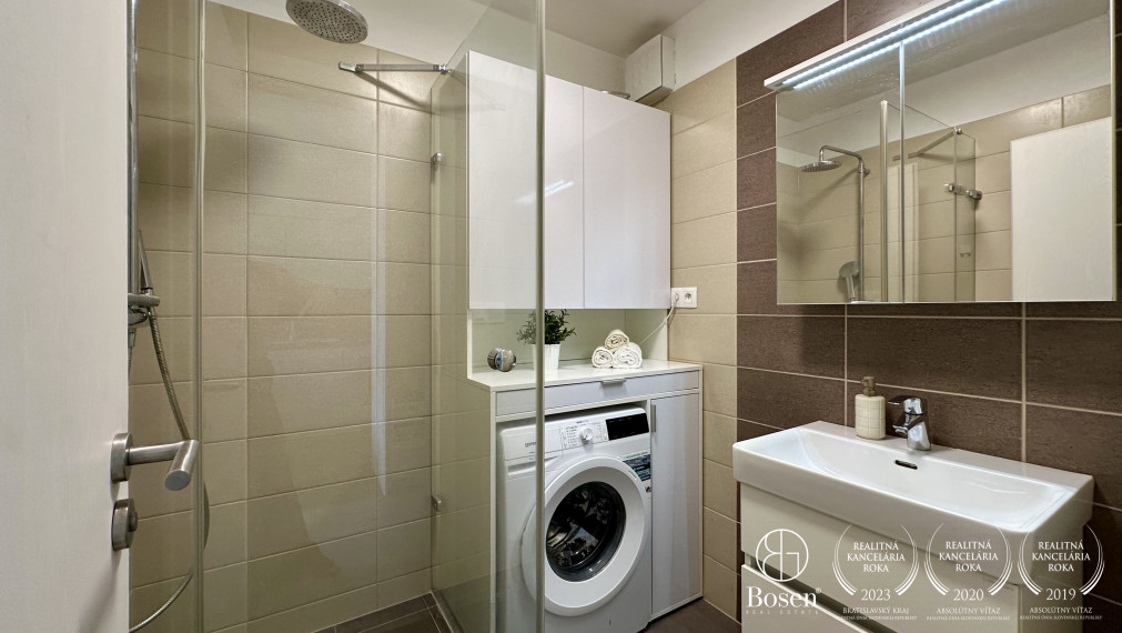 BOSEN | PRENAJATÉ: 2 izbový klimatizovaný byt s garážovým parkovacím státím, ul. Muchovo námestie, Bratislava - Petržalka